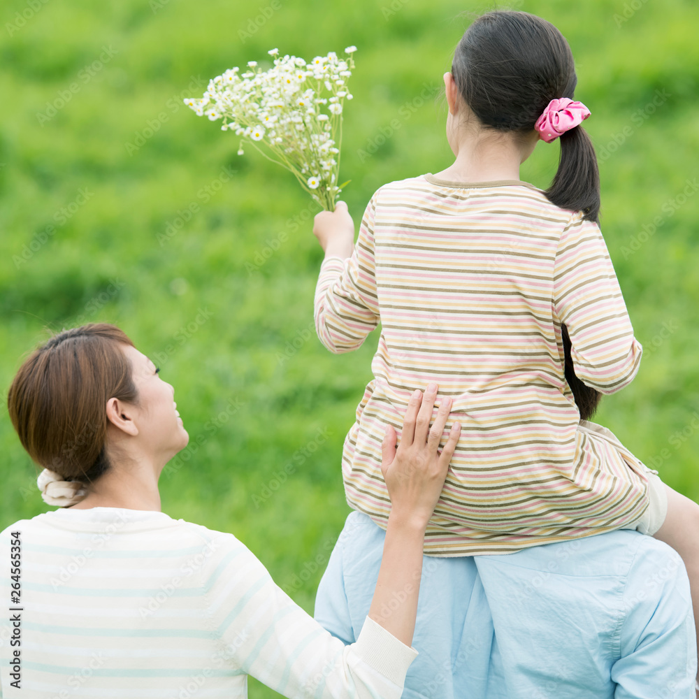 草原で肩車をする親子の後姿 Stock Photo Adobe Stock