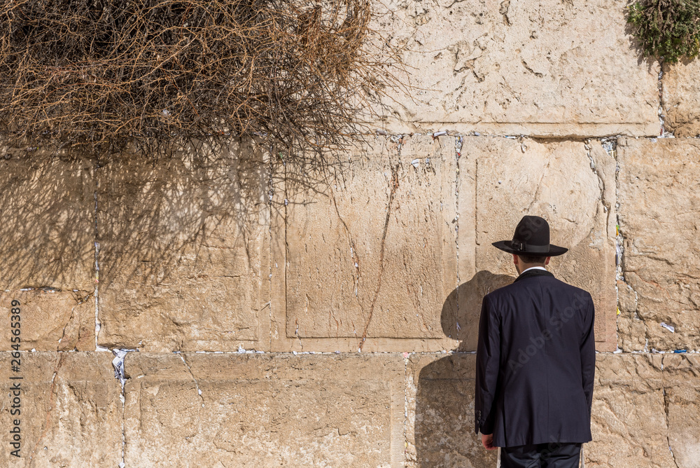 Fototapeta premium Man praying at the Western wall