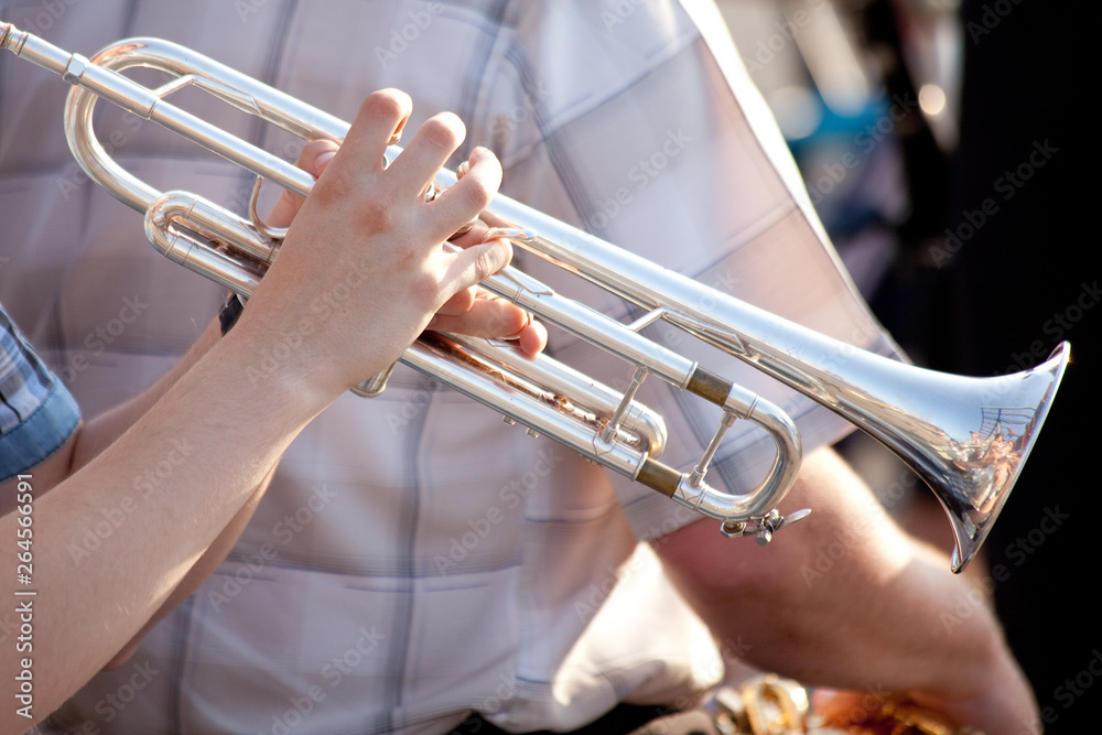 Obraz premium young man playing trumpet on street