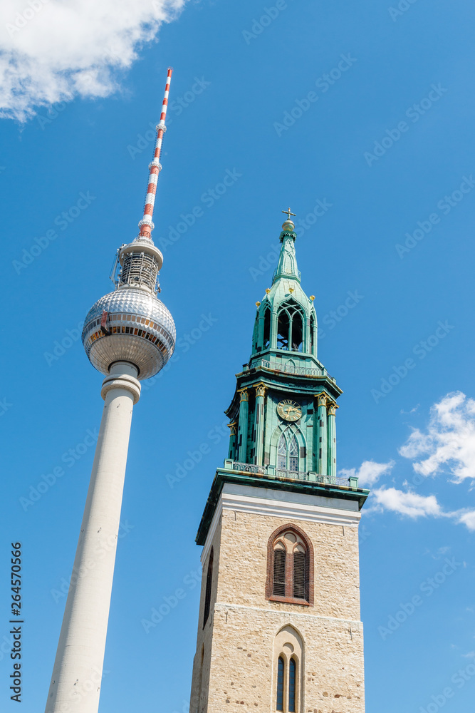 Berliner Fernsehturm und Marienkirche Berliner Fernsehturm und Marienkirche