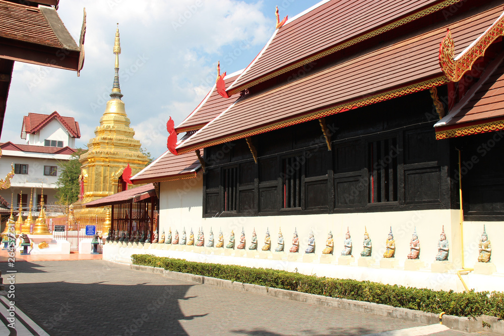 Naklejka premium stupa i pawilon w buddyjskiej świątyni (wat muen ngon kong) w chiang mai (tajlandia)