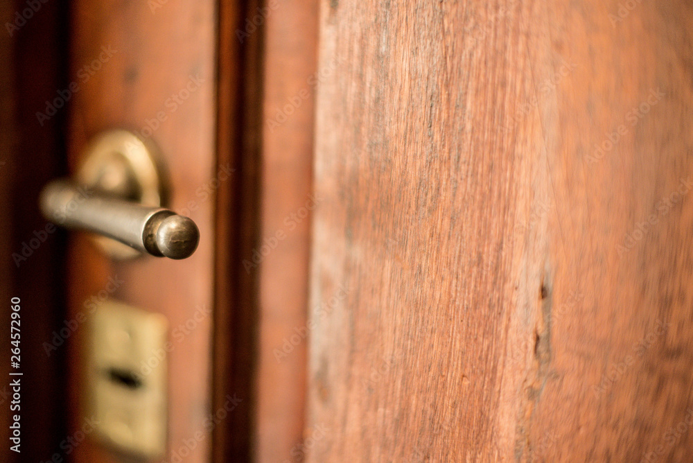 Fototapeta premium puerta de madera picaporte desenfoque de plano
