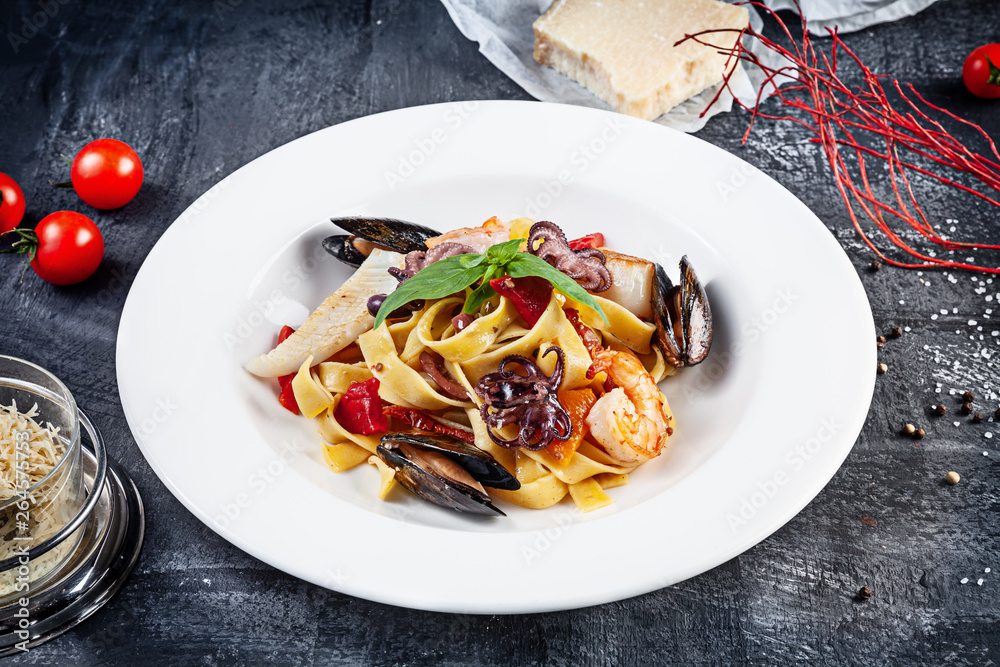 Φωτογραφία Close up view on traditional italian pasta with seafood served on dark background