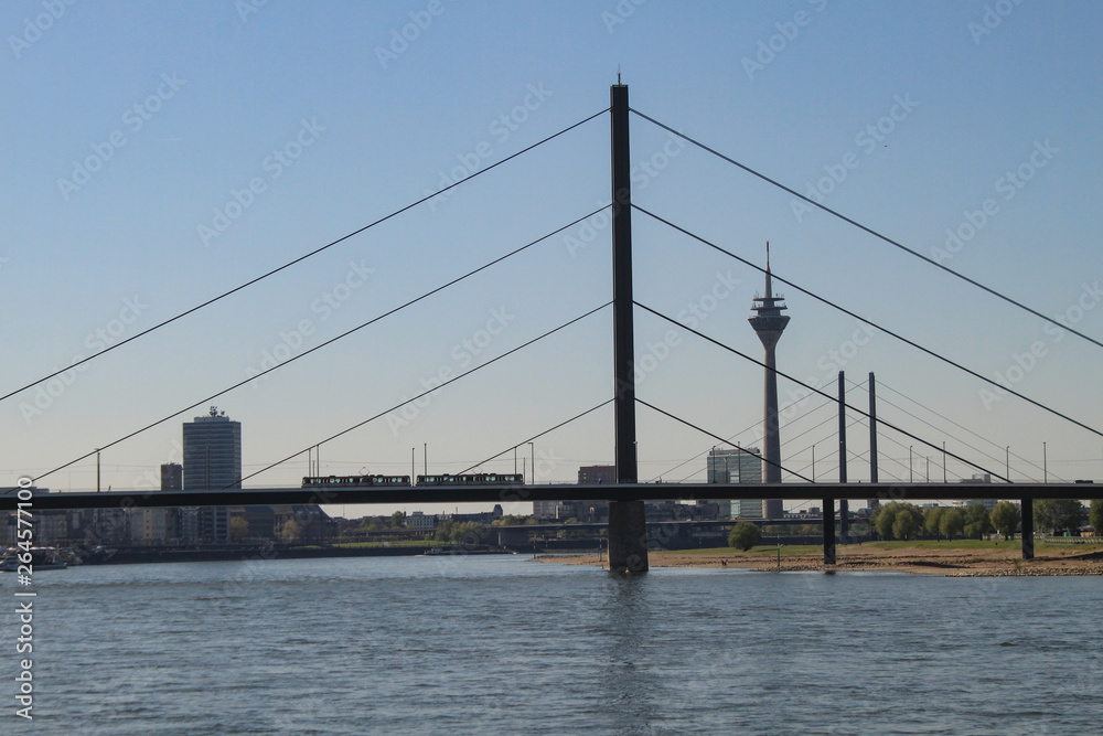 Rheinpanorama an der Oberkasseler Brücke in Düsseldorf Rheinpanorama an der Oberkasseler Brücke in Düsseldorf
