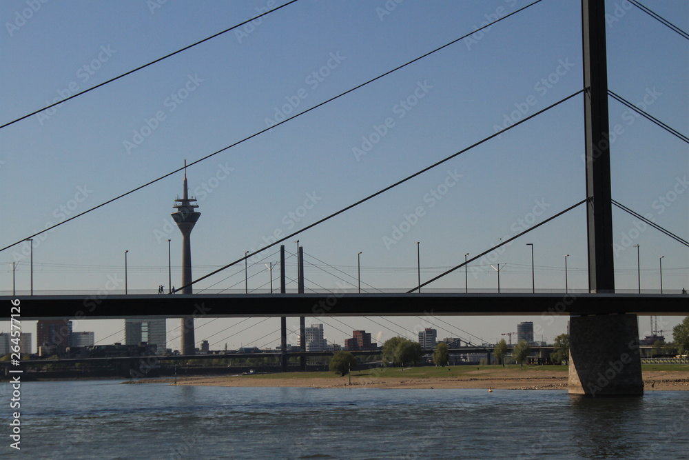 Rhein an der Oberkasseler Brücke in Düsseldorf