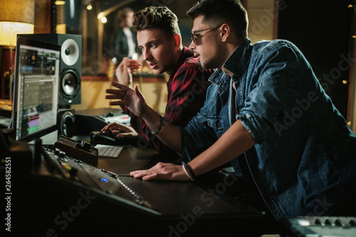 Foto Sound engineer working in a music studio