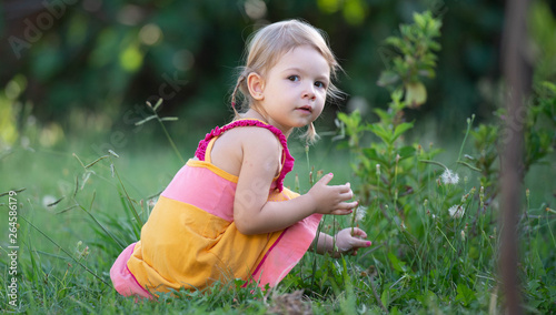 Konstfotografi Niña rubia inocencia publicidad parque verde