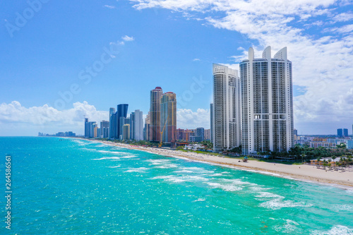 Obraz na plátně Miami Beach waterfront luxury apartments