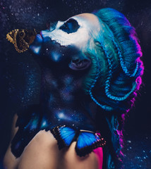 Fototapete Frauen Frau mit blauen Haaren und Schmetterling  © Nejron Photo