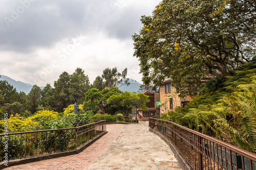 Sendero a la cima del cerro de Monserrate en Bogotá