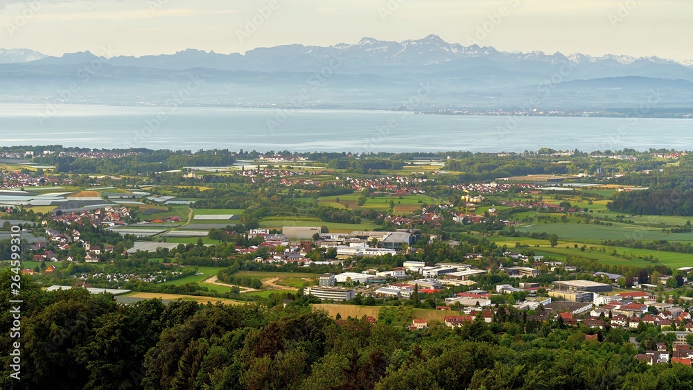 Industriegebiet von Markdorf mit angrenzenden Gemeinden. Im Hintergrund der Bodensee mit dem Säntis, dem höchsten Berg der Ostschweiz.