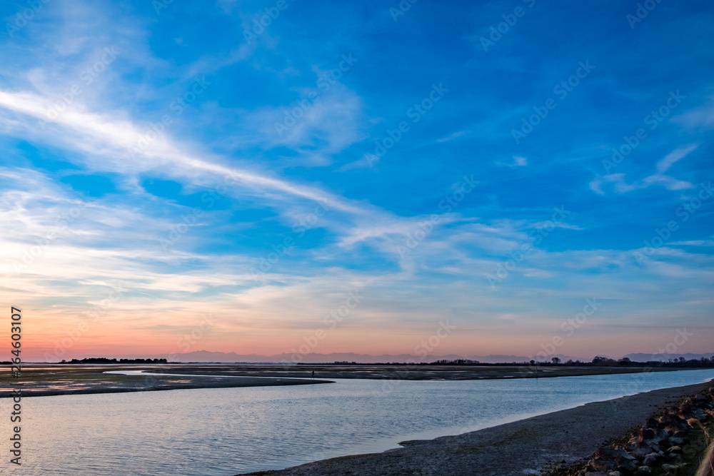 Obraz premium Spring sunset in the lagoon of Grado