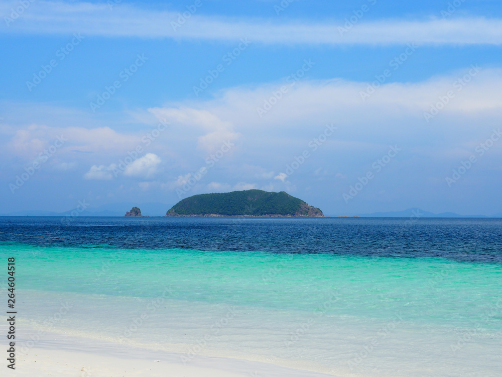 Fototapeta premium Paradise island blue sea and white beach with blue sky