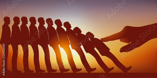 Concept du licenciement avec la main d’un leader qui pousse et fait tomber comme des dominos, des hommes rangés en colonne.