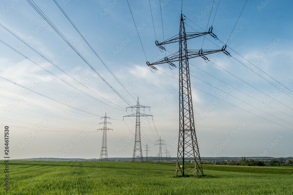© focus finder - Hochspannungsmasten einer Überland leitung © focus finder - Hochspannungsmasten einer Überland leitung