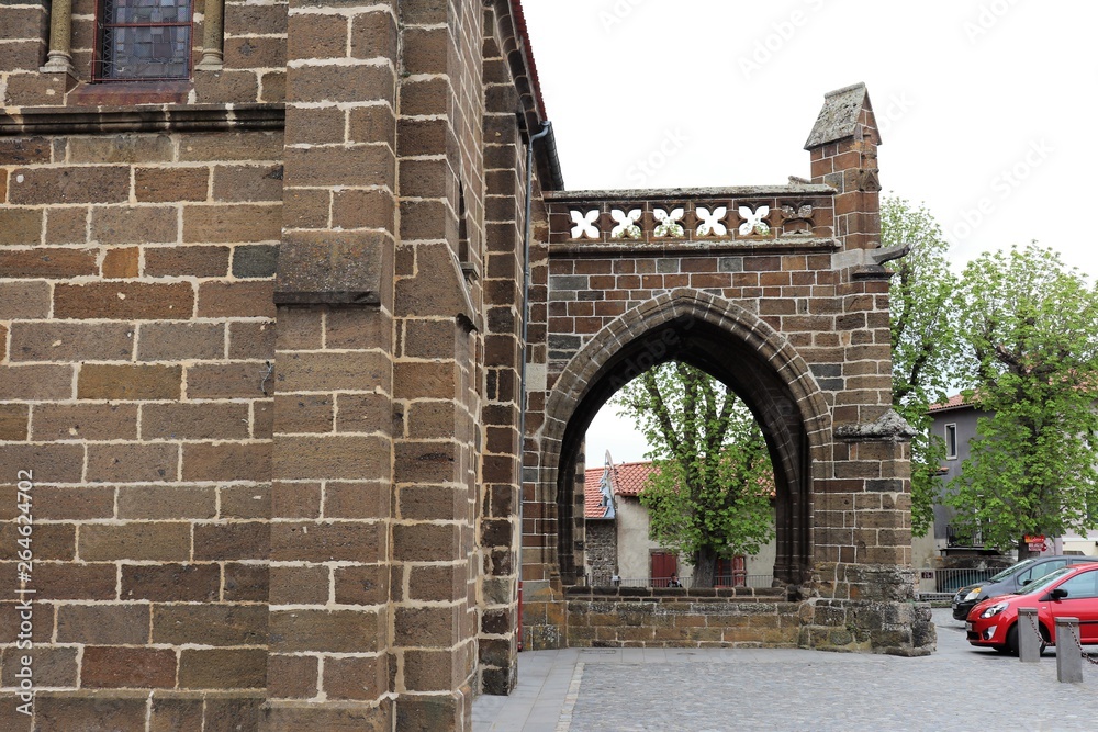 Naklejka premium Village de Polignac en Haute Loire - Auvergne -Eglise Romane Saint Martin