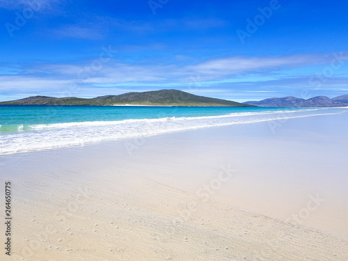 Fototapeta Naklejka Na Ścianę i Meble -  White sandy beach and blue sea