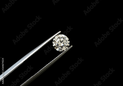 Diamond round shape in tweezers.