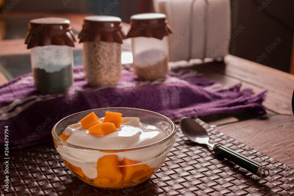 yogurt con mango yogurt con mango