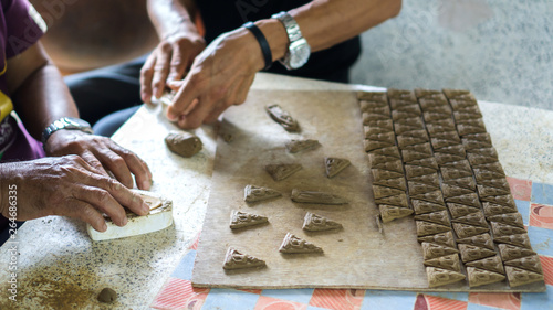 The amulet wisdom to future generations.The process of making amulet terracotta and press printing.