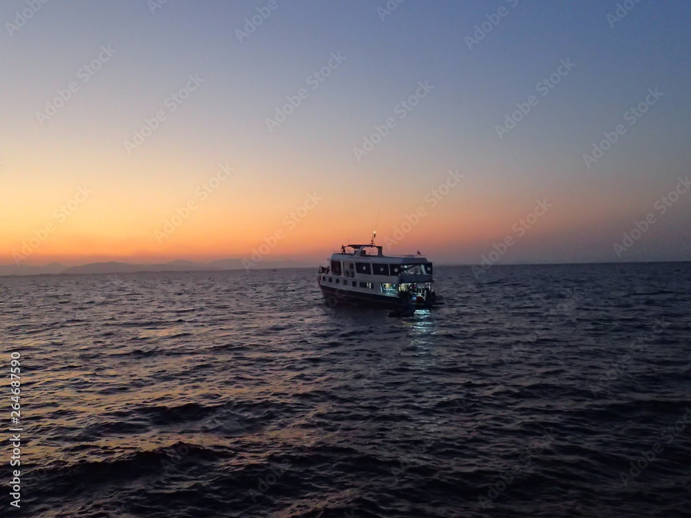 朝焼けのインド洋に浮かぶダイビングボート