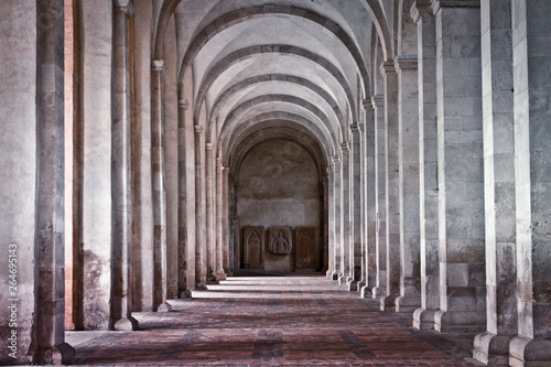 Kreuzrippengewölbe eines Klosters