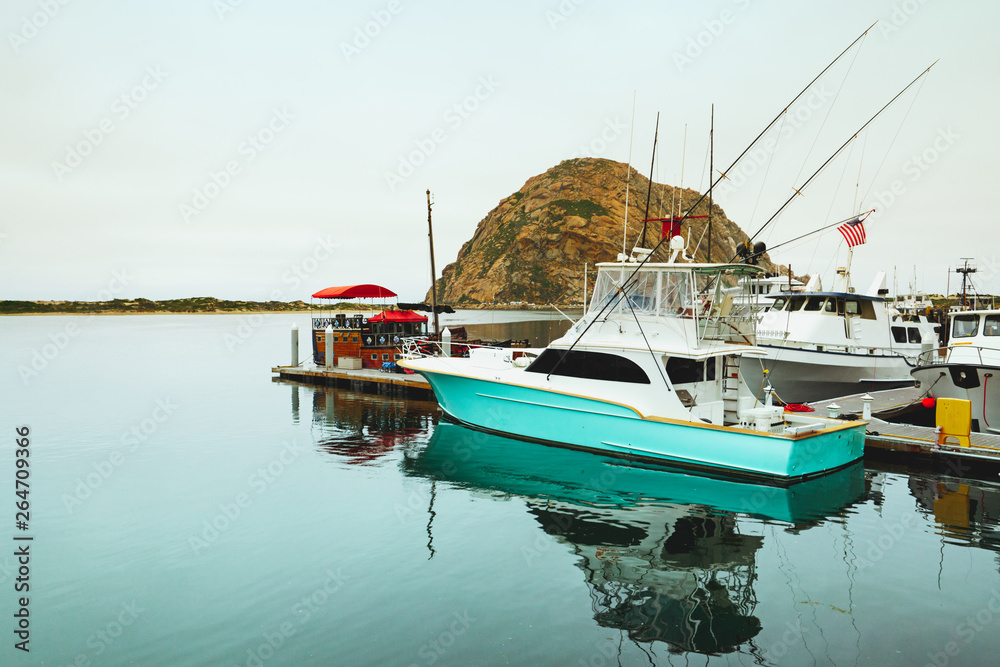 Obraz premium Bay of Water. Sailing Boats with Reflections and Beautiful Morro Rock in Background
