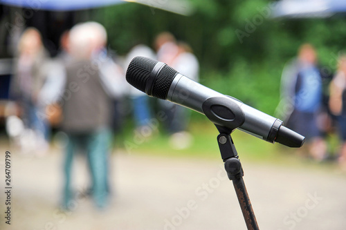 Mikrofon auf einer Feier oder festlichen Veranstaltung im Freien  / Themenbild Rede / selektiver Fokus photo