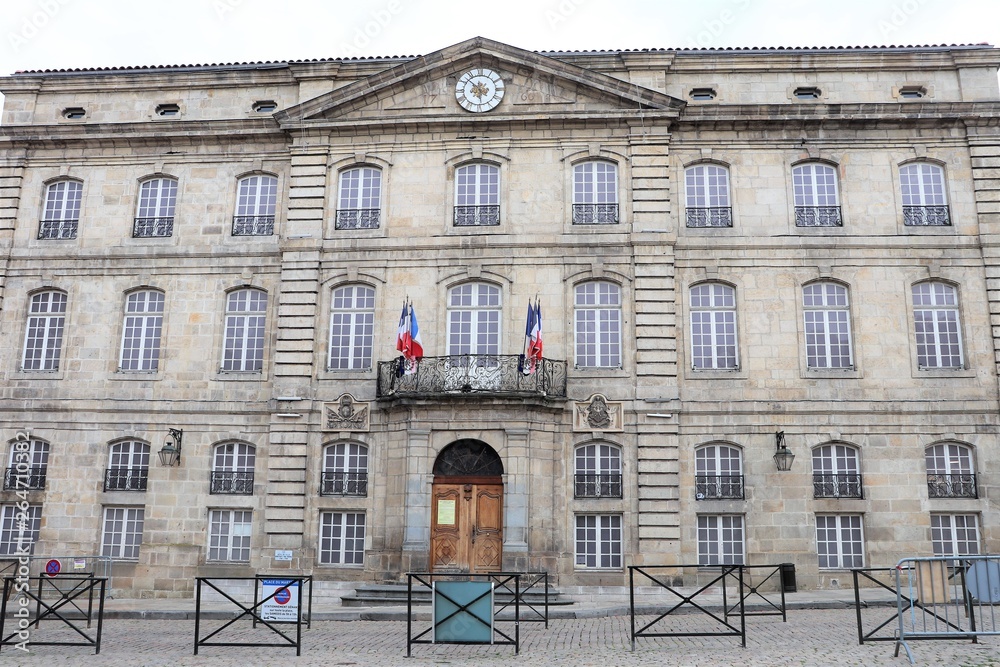 Obraz premium Ville Le Puy en Velay en Haute Loire - Auvergne - Hotel de ville construit au 18 ème siècle - Mairie