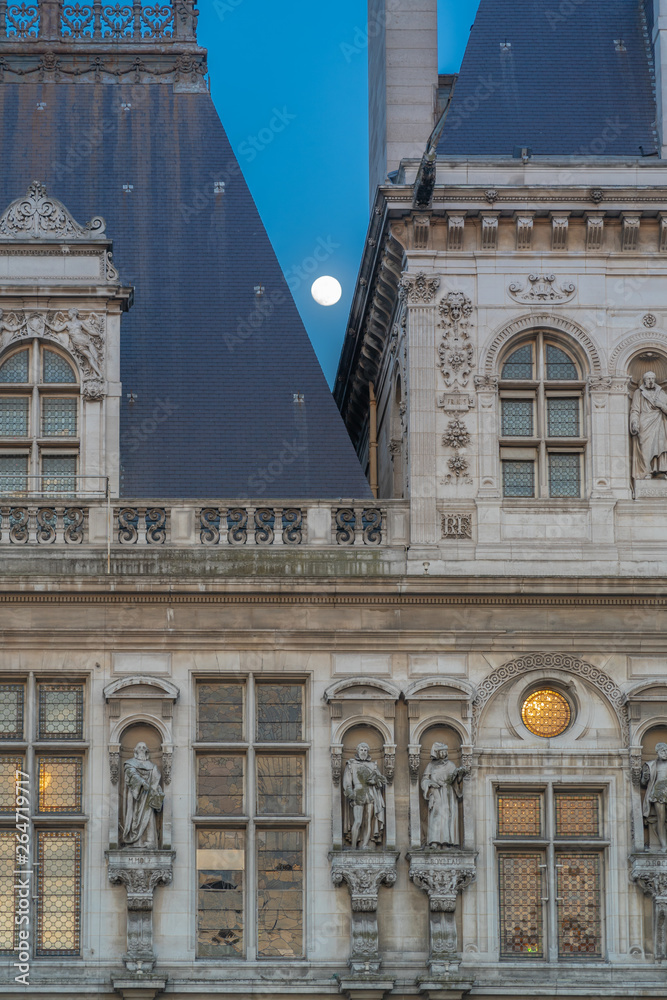 Obraz premium Paris, France - 04 17 2019: Roof of the Paris City Hall at dusk with moon