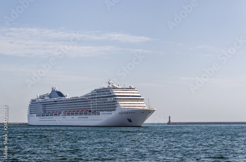 CRUISE SHIP - A beautiful passenger ship maneuvers in the port of Gdynia © Wojciech Wrzesień
