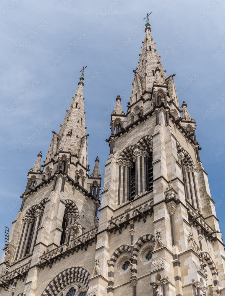 Double clocher de la Cathédrale Notre dame de l'Annonciation de Moulins dans l'Allier 