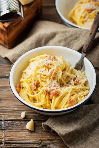 Traditional italia spaghetti carbonara