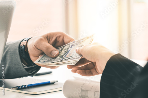 Cuadro en lienzo Businessman hand sending money to another business person