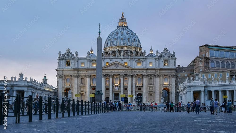 dusk at st peter's basilica in vatican city - obrazy, fototapety, plakaty 