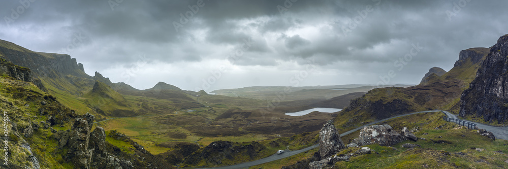 Burzowa panorama gór, jezior i drogi w  Szkocji.