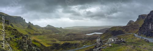 Burzowa panorama gór, jezior i drogi w Szkocji.