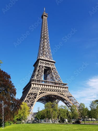 la tour eiffel au printemps à paris © Patryssia