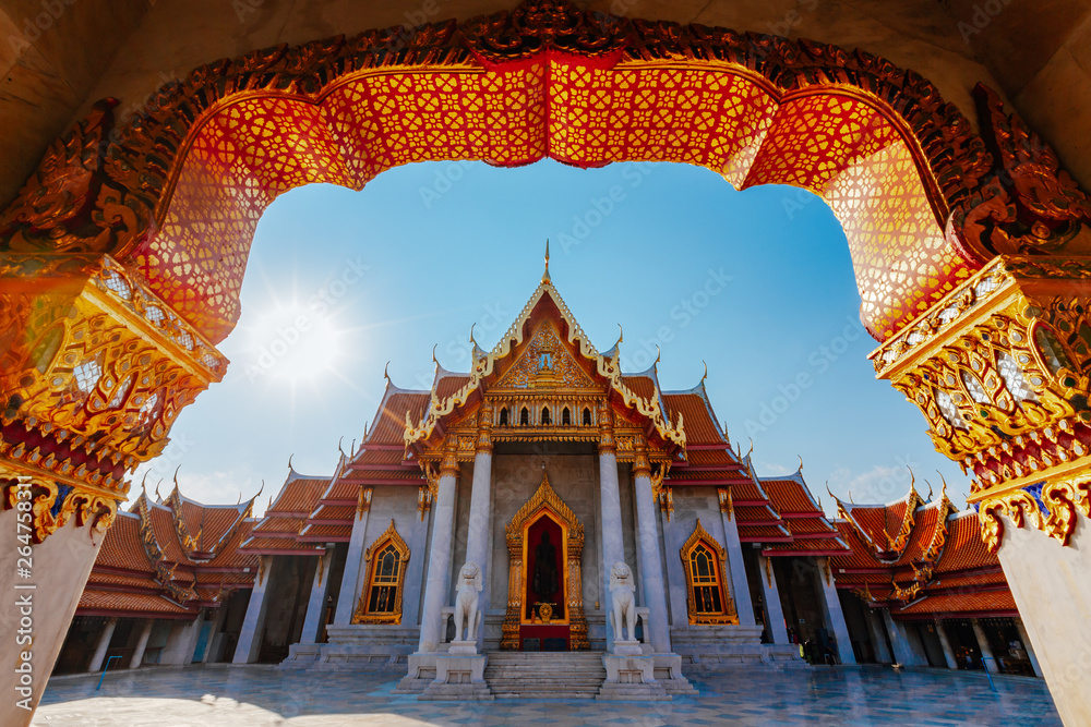 Fototapeta premium The Marble Temple, Wat Benchamabophit Dusit wanaram in Bangkok, Thailand