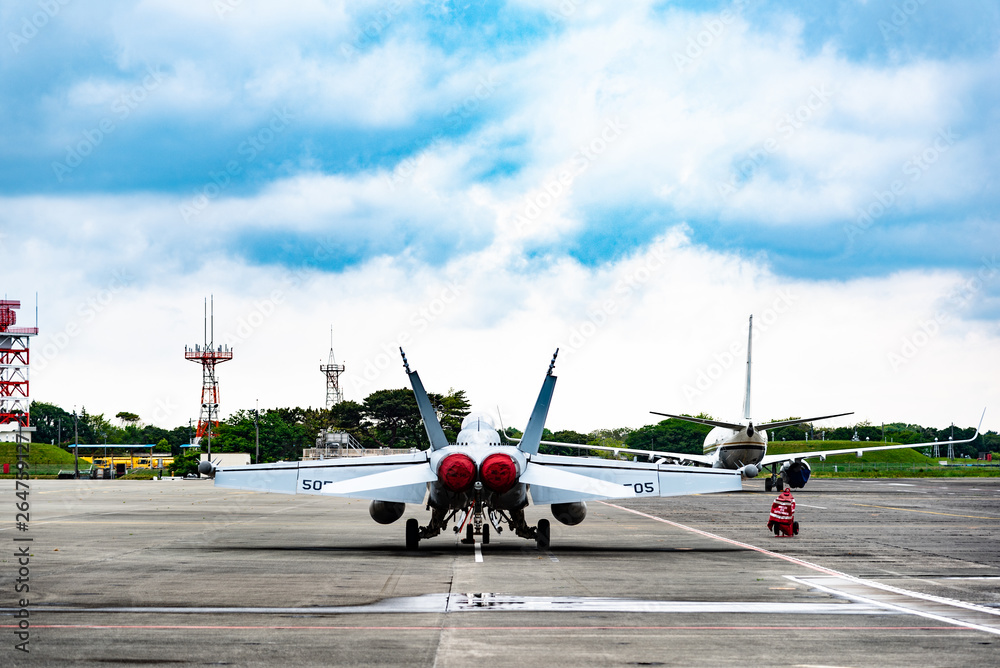 飛行場のジェット戦闘機 Stock Photo Adobe Stock 飛行場のジェット戦闘機 Stock Photo Adobe Stock