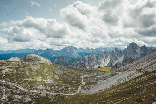 Schronisko g  rskie i b    kitne niebo nad g  rsk   dolin   i szlakiem  Tre Cime di Lavaredo