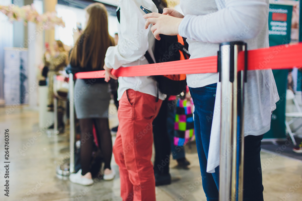 Waiting in queue for. Длинная очередь. stand in line. reader queue wait.