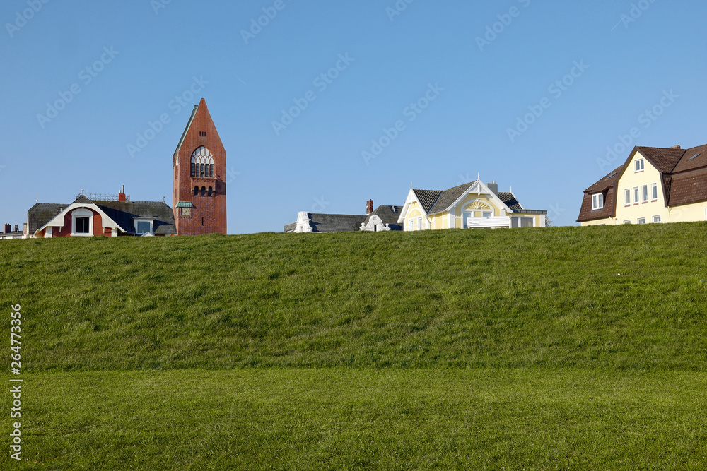 Cuxhaven Häuser und Kirche hinterm Deich