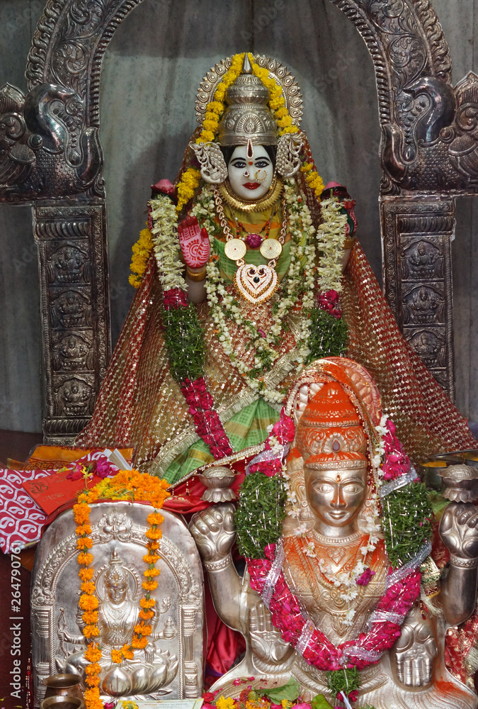 Obraz premium Close-up view of Indian Hindu goddess Durga statue in a temple