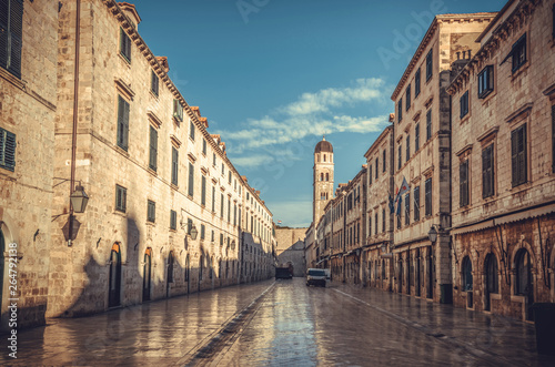 Foto Stradun, beautiful main street of Dubrovnik old town in Croatia.