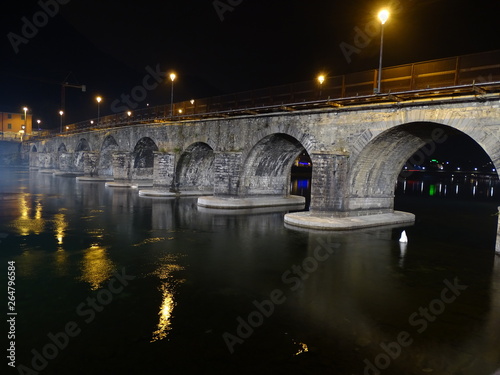 vista notturna del ponte azzone visconti a lecco in italia