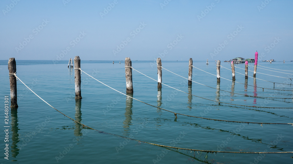 Anlegestelle mit Leinen für Boote auf Pellestrina