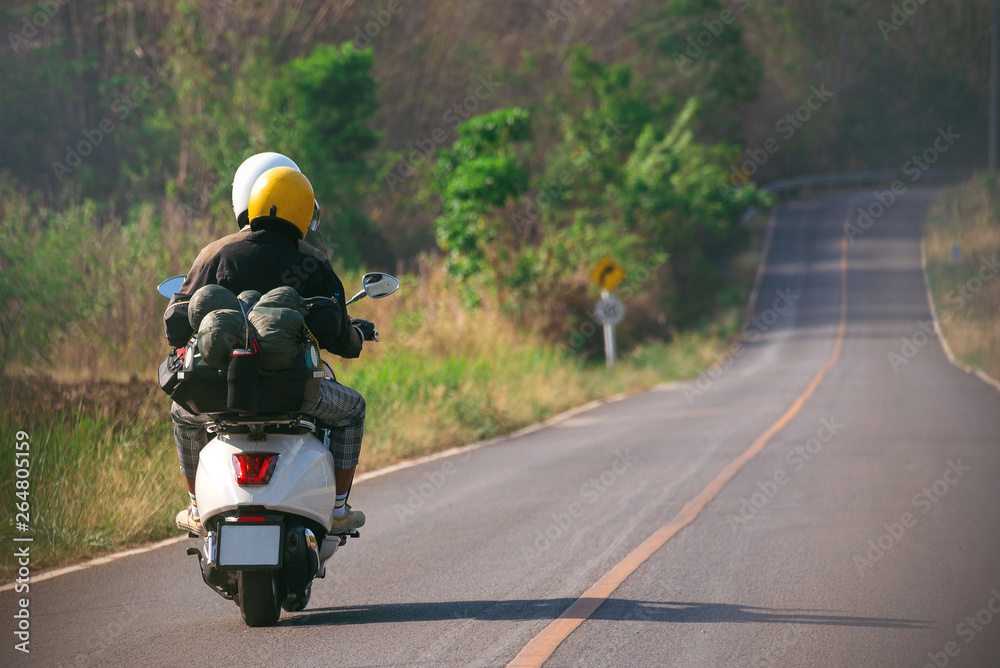 Obraz premium Szczęśliwa para zakochanych na motocyklu retro, jadąca razem i spuszczająca się na wycieczkę na wieś, para Youung jeździ motocyklem do podróży.