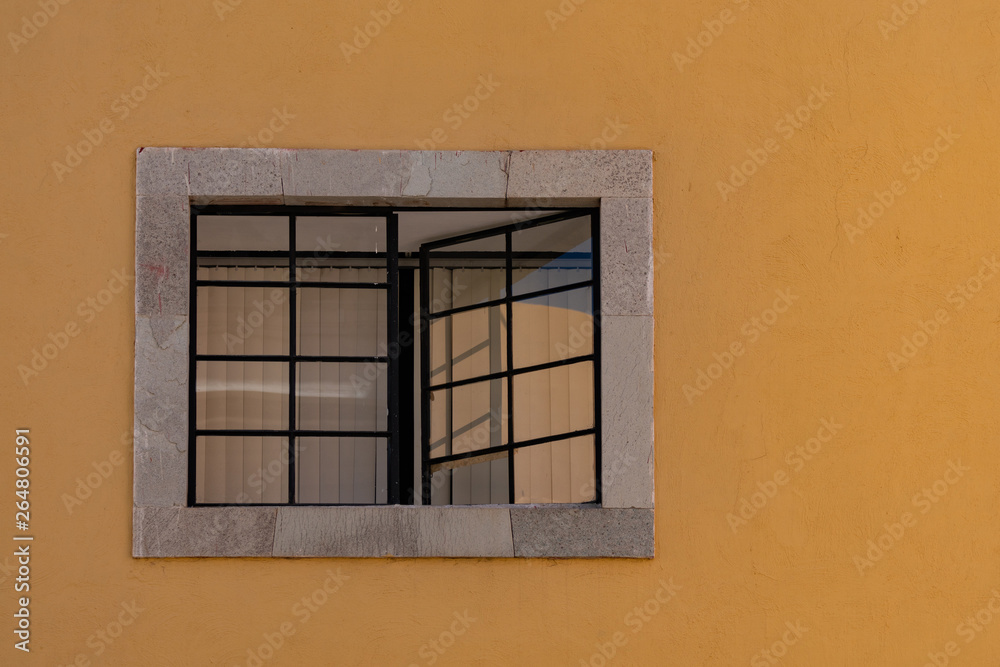 Obraz premium Mexican classic colonial style window with yellow wall in Guanajato Mexico