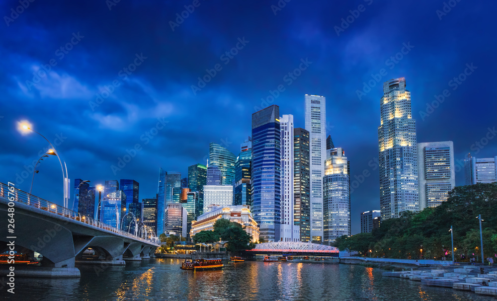 Fototapeta premium View of Singapore Skyline in Marina Bay, central business district at night.